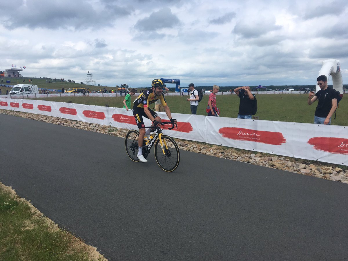 Hulde voor <a href="/tom_dumoulin/">Tom Dumoulin</a>. Afstappen boven op de <a href="/ColduVam/">ColduVam</a> tijdens het <a href="/NK_wielrennen/">NK Wielrennen</a> en ruim de tijd nemen voor een fotomoment met toeschouwers. De meerwaarde weten als topsporter!