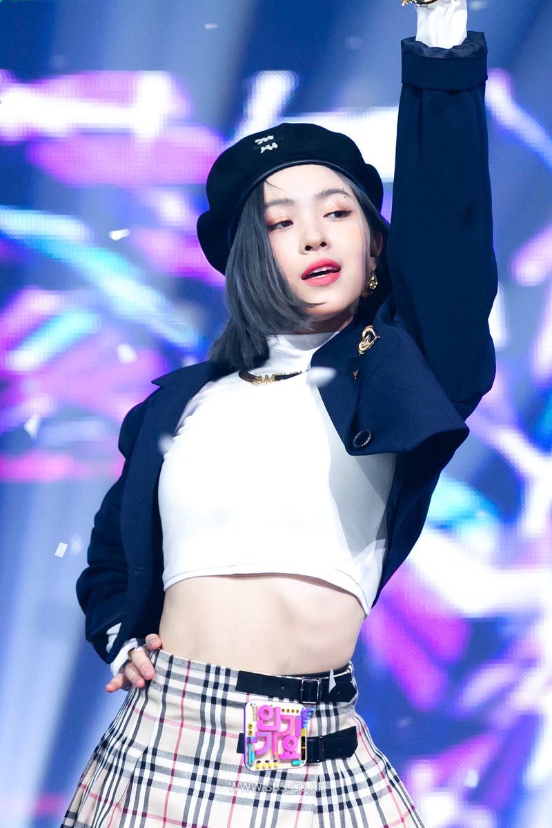 จากเด็กผู้หญิงที่เคยได้รับโอกาสดีๆ ได้ร่วมงานกับรุ่นพี่ในวันนั้น ตอนนี้ได้เติบโตมาเป็นศิลปินในวงการเดียวกันแล้ว รยูจินยังจำได้ แน่นอนว่าทั้งพี่โฮปกับพี่จีมินก็คงจำน้องได้ และคงคอยเป็นกำลังใจในฐานะน้องสาวคนนึงแน่นอน อยากให้เจอกันอีกมากๆ อยากให้ภาพน้องโค้งให้พี่เค้า ㅠㅠ