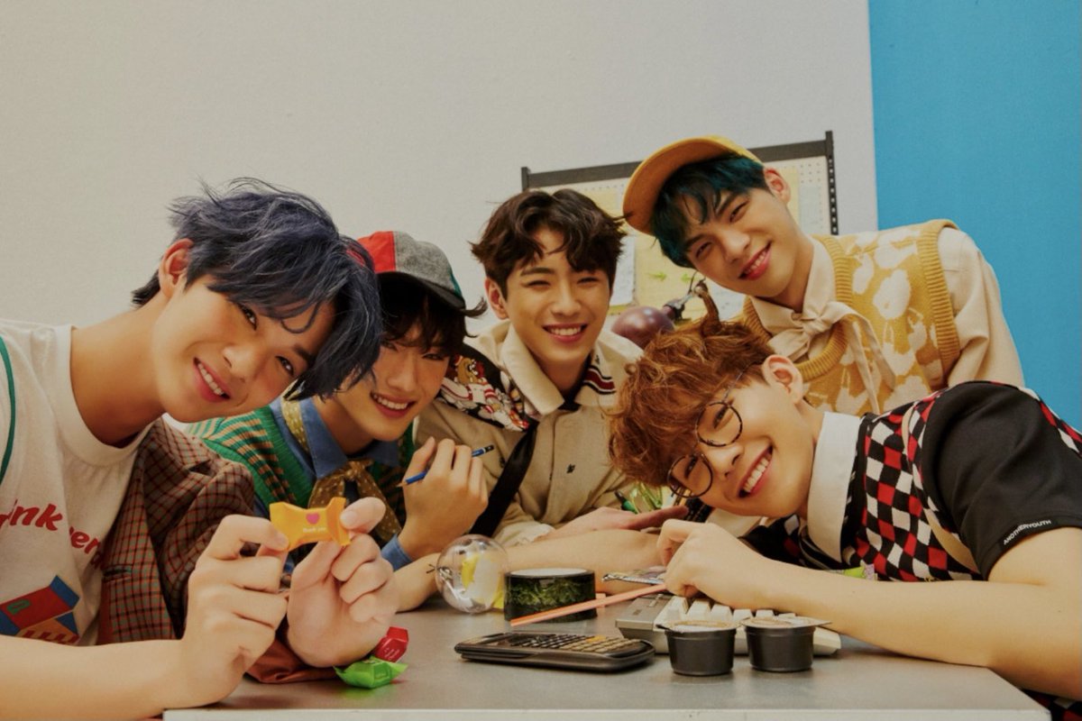 ribaenacix's tweet photo. I know I'm late, sorry🥺 but
HAPPY 700 DAYS CIX💙💛💚💜❤
Thank you so much for being in my life and making my life more beautiful.Let's stay together forever. 🌱
💞 LOVE U ALL SO MUCH 💞
#CIX #씨아이엑스 @CIX_Official @CIX_twt #CIX700Days https://t.co/cVAwKTRq71