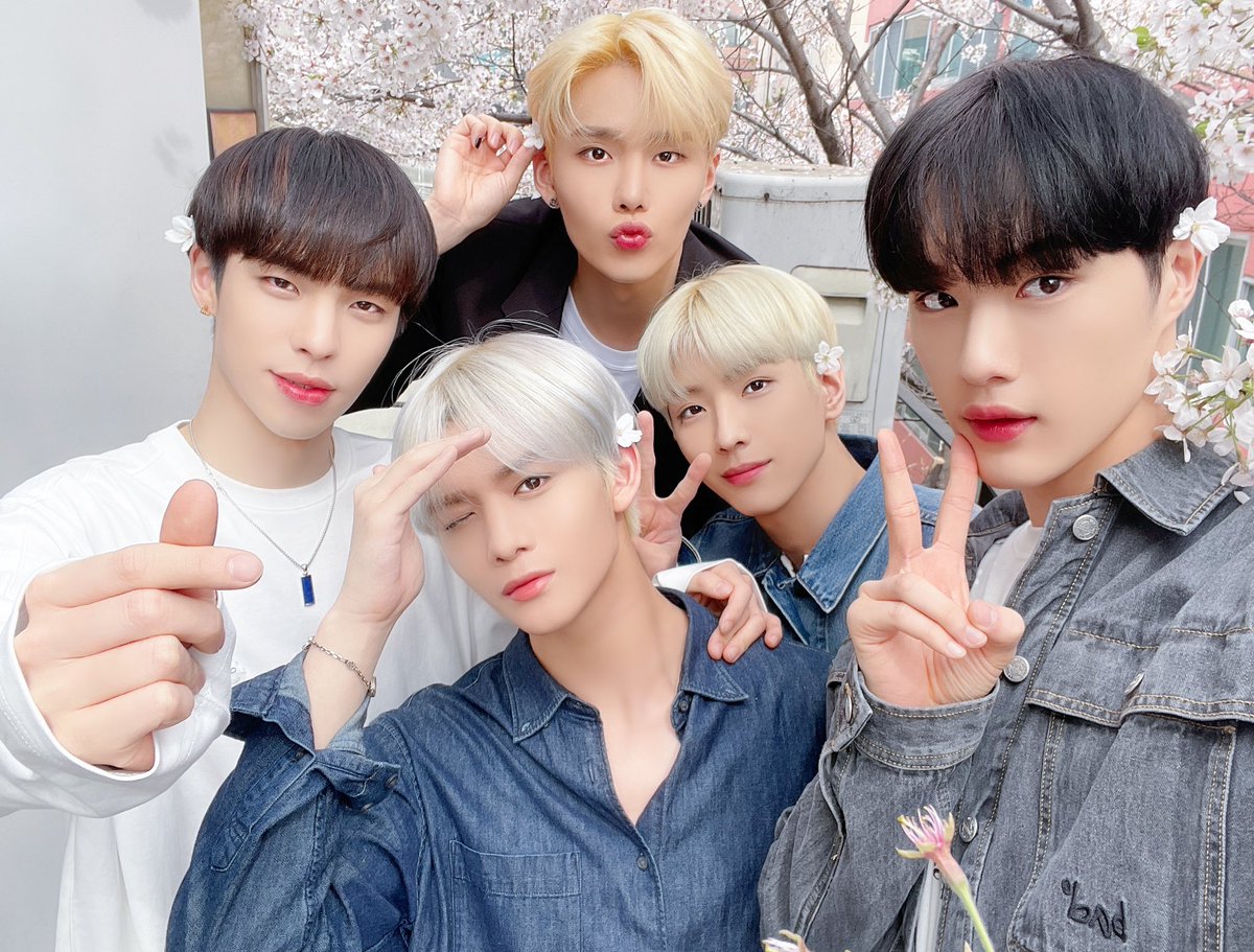 ribaenacix's tweet photo. I know I'm late, sorry🥺 but
HAPPY 700 DAYS CIX💙💛💚💜❤
Thank you so much for being in my life and making my life more beautiful.Let's stay together forever. 🌱
💞 LOVE U ALL SO MUCH 💞
#CIX #씨아이엑스 @CIX_Official @CIX_twt #CIX700Days https://t.co/cVAwKTRq71