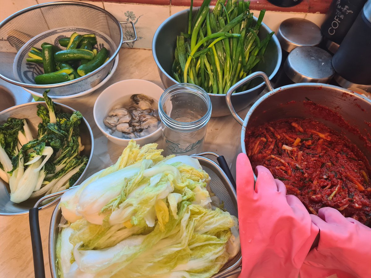 AngmoChabo's tweet photo. Arghhhhh finally at the final step of my kimchi making...what I call "the assembly"
Trying some new varieties...and some I'm just winging with no recipe 🤣😅
🙏🙏🙏🙏 Wish me luck on those 🤞🤞🤞
How many types you think I'm making?
#kimchimaking #experimenting
@BTSARMYKitchen https://t.co/DypadKAS5m