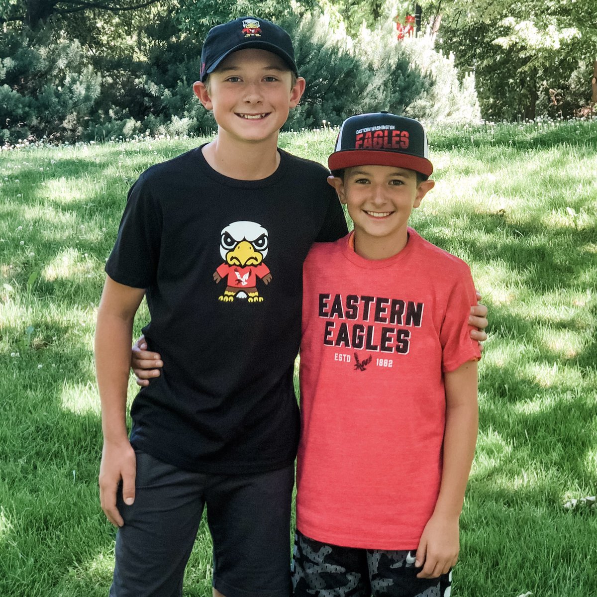 EWUEagleStore's tweet photo. Happy Father’s Day to all our Papa Birds out there! 
We were so lucky to have the opportunity to photograph 3 generations the other day with a local Cheney &amp; EWU Alumni family! 
Today is also the final day of our 20% off sale online: https://t.co/cIeGCkjxUc 

#GoEags #Eagle4Life https://t.co/LhZfGoPOuK
