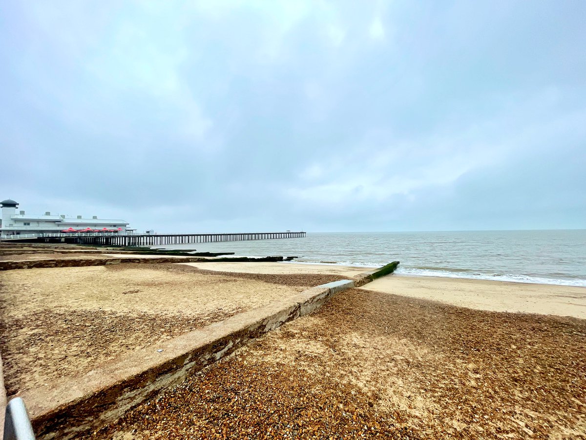 D’ya want to go to the seaside? 

We do! 

We’re in Felixstowe to see our fabulous <a href="/amie_johns/">amie</a> in ‘Mr Stink’. 

And… it’s raining. Ha! 

🖤🤍