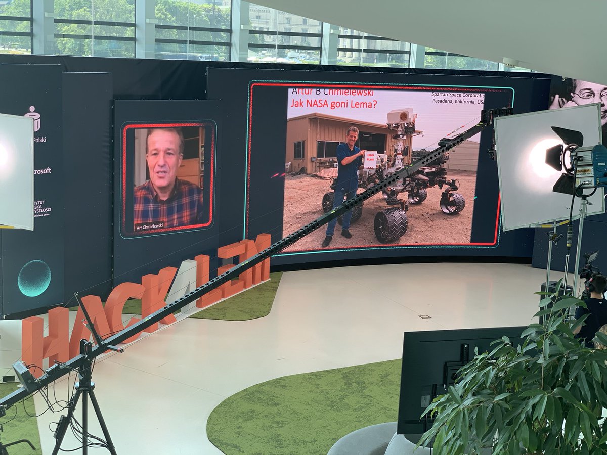 Hack4Lem's tweet photo. Na scenie #hack4lem już zaczęła się transmisja z występem ostatniego Konstruktora - Artura B. Chmielewskiego. Zobaczmy, jak NASA goni Lema! #RokLema #Lem2021 @PKOBP @Microsoft @LemaInstytut https://t.co/ko49qtvpMW