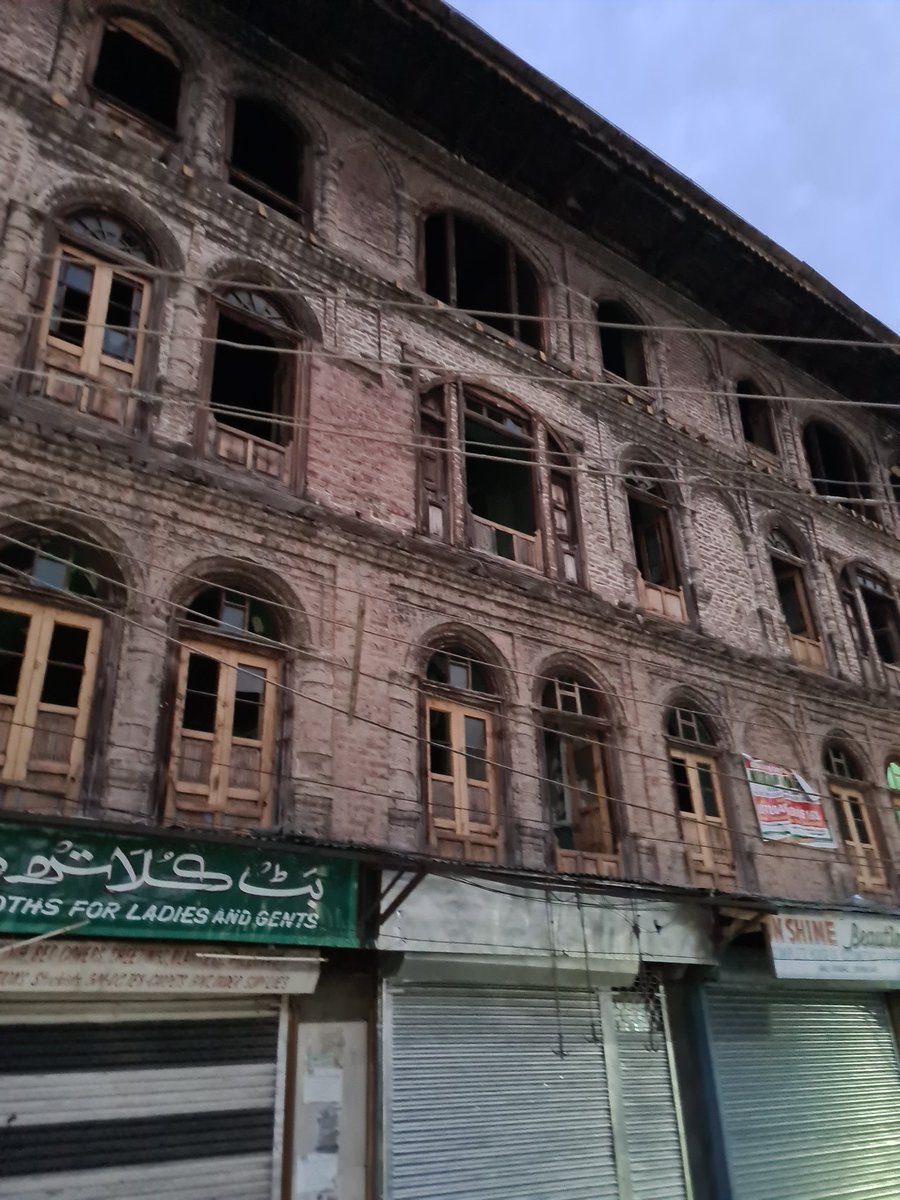 szarabi's tweet photo. The massive house that Pt. Prakash Kaul built decades ago.
Abandoned & in disrepair, the structure towers over the #AliKadal junction in #Srinagar like a lone sentinel guarding memories of its owners.
The Kaul's have long departed #Kashmir, but I am sure the 'Greh Devta' hasn't. https://t.co/NiN35m2CEK