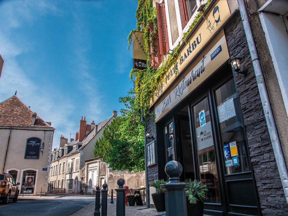 jcechateauroux's tweet photo. 🍽 A table ! 
. 
Ce mois-ci notre livre Cuis’in Châteauroux met à l’honneur le restaurant Le Petit Barbu situé 20 rue du Marché à Châteauroux. 👨🏻‍🍳
. 
Nous pouvons retrouver nos restaurateurs en terrasse ou à l’intérieur et bientôt sans couvre feu. 🤩 https://t.co/OO0TeO8yIO