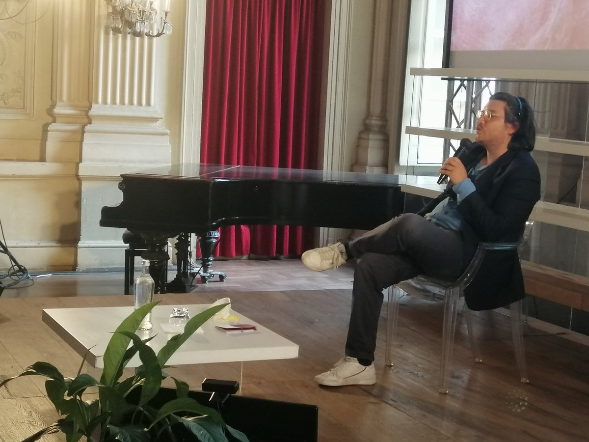 CircoloLettori's tweet photo. La lezione di @LeonardoCaffo, a partire da "Essere giovani: Racconto filosofico sul significato dell'adolescenza" (@ponteallegrazie). #ToSp21 https://t.co/6xHx7B6iwA