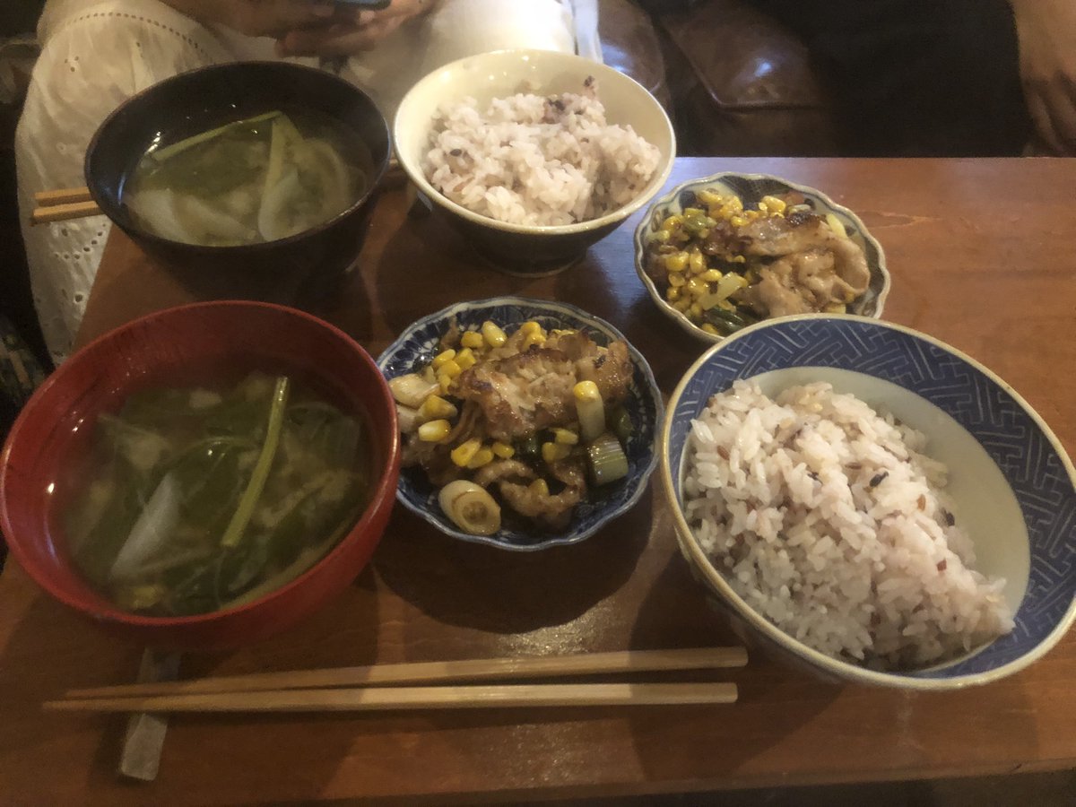 piledrive_waltz's tweet photo. @ito_den_wa の喫茶と食卓へ行きました。ほっとする味で、美味しかった。開店からずっと人が絶えなかった！@mu_tukai の石の展示とお花も素敵でした〜石に名前をつけるの楽しかった。久々にクラスメイトにもたくさん会えて嬉しかったな https://t.co/Zs7ArPL3Qg