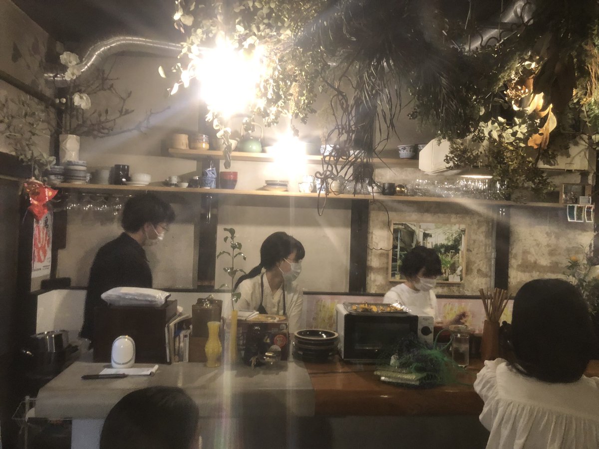 piledrive_waltz's tweet photo. @ito_den_wa の喫茶と食卓へ行きました。ほっとする味で、美味しかった。開店からずっと人が絶えなかった！@mu_tukai の石の展示とお花も素敵でした〜石に名前をつけるの楽しかった。久々にクラスメイトにもたくさん会えて嬉しかったな https://t.co/Zs7ArPL3Qg