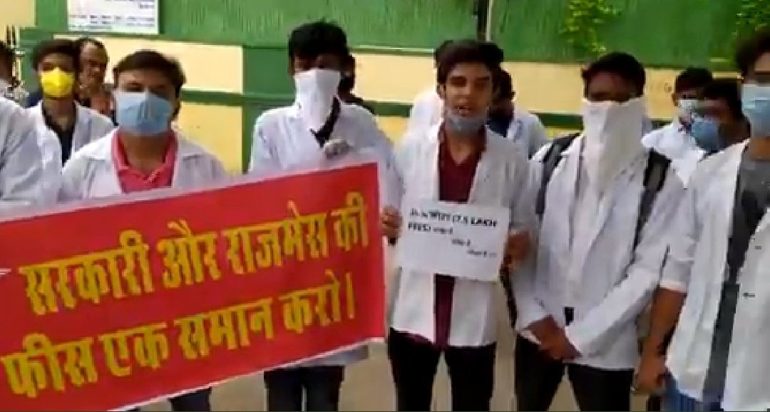 sandeepAg2000's tweet photo. सीएम साहब, जहां कोरोनावायरस में आदमी की  आमदनी खत्म हो चुकी है वह कहां से लाएगा ₹750000 जैसी भारी-भरकम फीस+₹100000 की हॉस्टल फीस।
कृपया कर विचार करें।
@ashokgehlot51 @KalrajMishra  @ABPNews
@PSKhachariyawas  @nsuirajitcell  @IMA_MSNIndia @aajtak
#राजमेसफीसशोषणबन्दकरो https://t.co/Ud4WRx0QS8