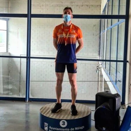 uacoslada's tweet photo. 🔸Santiago Soler consigue la medalla de 🥉Bronce🥉 en el 💢CTO DE ESPAÑA💢 máster que se está celebrando en Malaga en la prueba de 400ml M35
#launionhacelafuerza🧡💙🧡💙 #Atletismo #Triathlon #trailrunning #coslada #aluminiosAsf @PluralAsesores @runmovil @Ayto_Coslada https://t.co/gz1sMXNmQu