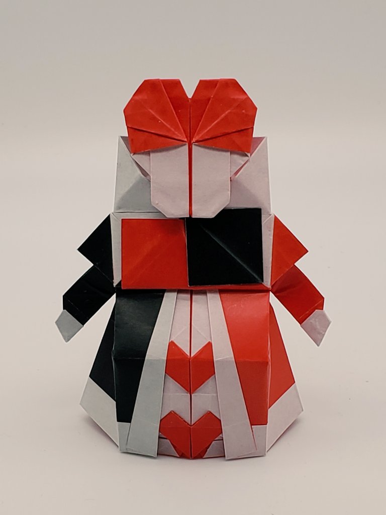 Tatsumi S Mitsuda 折り紙 ハートの女王 Queen Of Hearts Designed By Tatsumi 正方形３枚複合 From Three Sheet Of Square Paper 15cm折り紙用紙より 不思議の国のアリス より ハートの女王 を折りました 色の都合もあり髪型とスカートの模様を