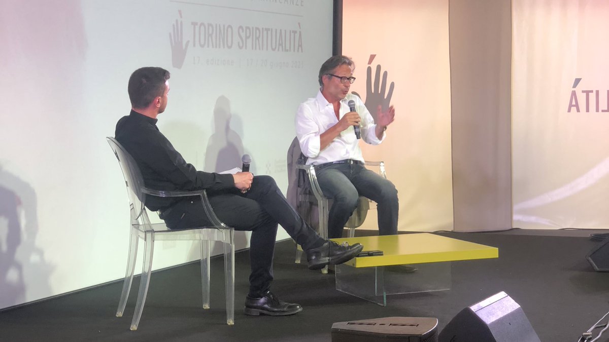 CircoloLettori's tweet photo. «Il dolore non è una punizione morale. E il nostro unico compito è stare vicini a chi cade, essere quelli che non se ne vanno».
Massimo Recalcati con Luigi Epico o nell’incontro a partire da “Il grido di Giobbe” @Einaudieditore di Recalcati.
#ToSp21 #Desideranti https://t.co/EPwYlXOyGw
