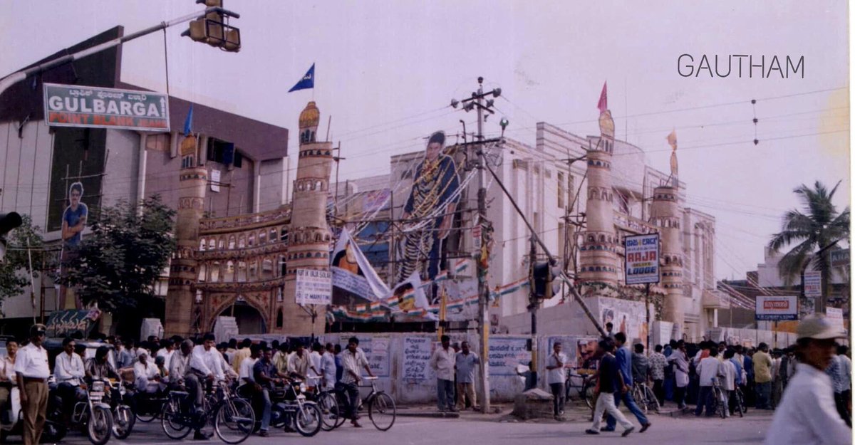 MaheshFanTrends's tweet photo. Fans Erected A Charminar Set Infront of Okkadu Theatre At Bellary 🙏🔥

Superfans Mental Masss 😎😎

#ReigningSSMBBdayIn50Days #SarkaruVaariPaata @urstrulyMahesh https://t.co/DuUMFYBCVv