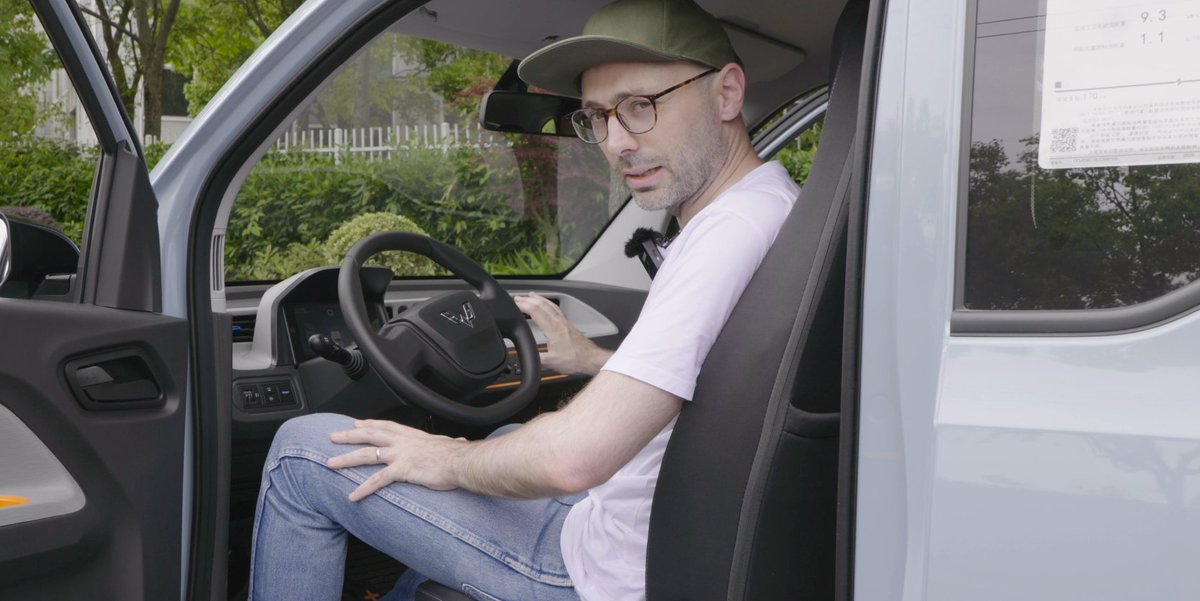 EVUKexpert's tweet image. The tech is basic, it has a handbrake and even an Old School key. There are no frills, but for a city electric car, do you need much more?

Full review of the @WulingMotorsID Mini EV:
buff.ly/3q4YBdg

 #GMWuling #WulingMiniEV #WulingHongguangMiniEV