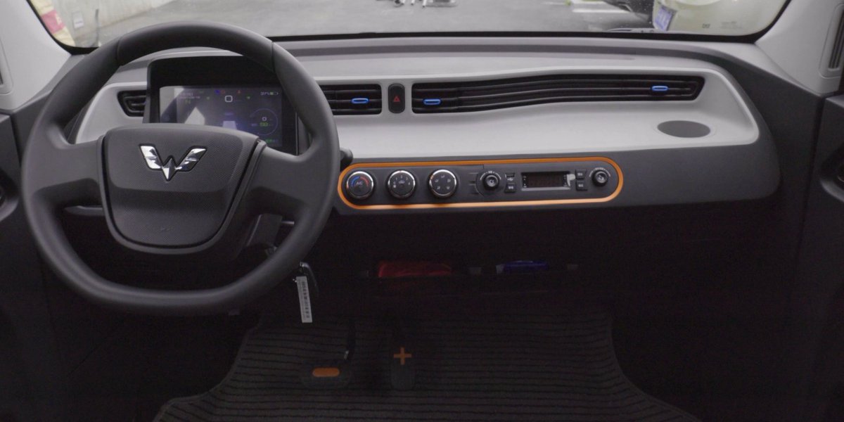 EVUKexpert's tweet image. The tech is basic, it has a handbrake and even an Old School key. There are no frills, but for a city electric car, do you need much more?

Full review of the @WulingMotorsID Mini EV:
buff.ly/3q4YBdg

 #GMWuling #WulingMiniEV #WulingHongguangMiniEV