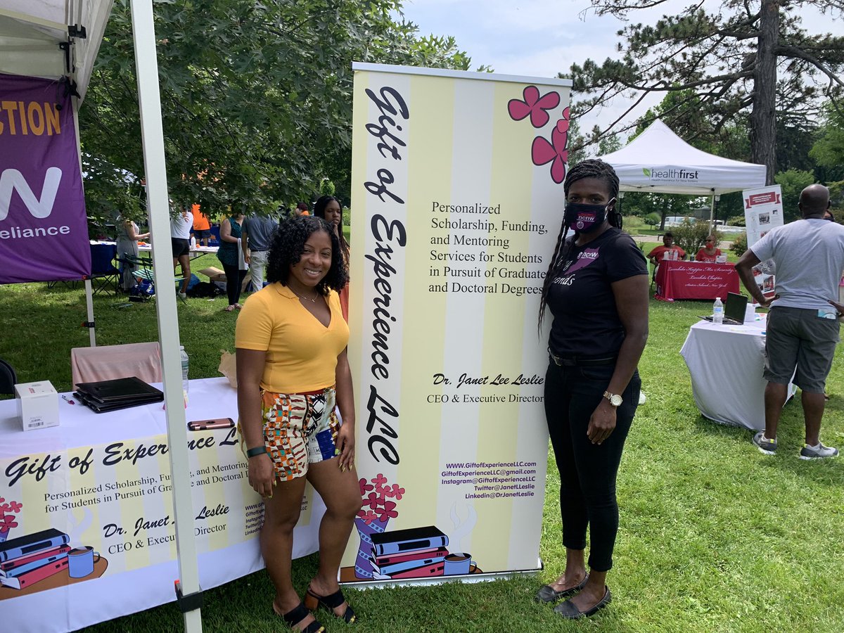 janetlleslie's tweet photo. So proud to have been a member of the @SnugHarborCCBG #JuneTeenth2021 planning teams long with @ncnwsi! Former graduate student of mine, Stacey Payton of @MurphyInstitute came bearing flowers! Congratulations to @imani1129 on her graduation from @CunySLU @mnmeyers @GiftofL https://t.co/h3GtQ1ROdz