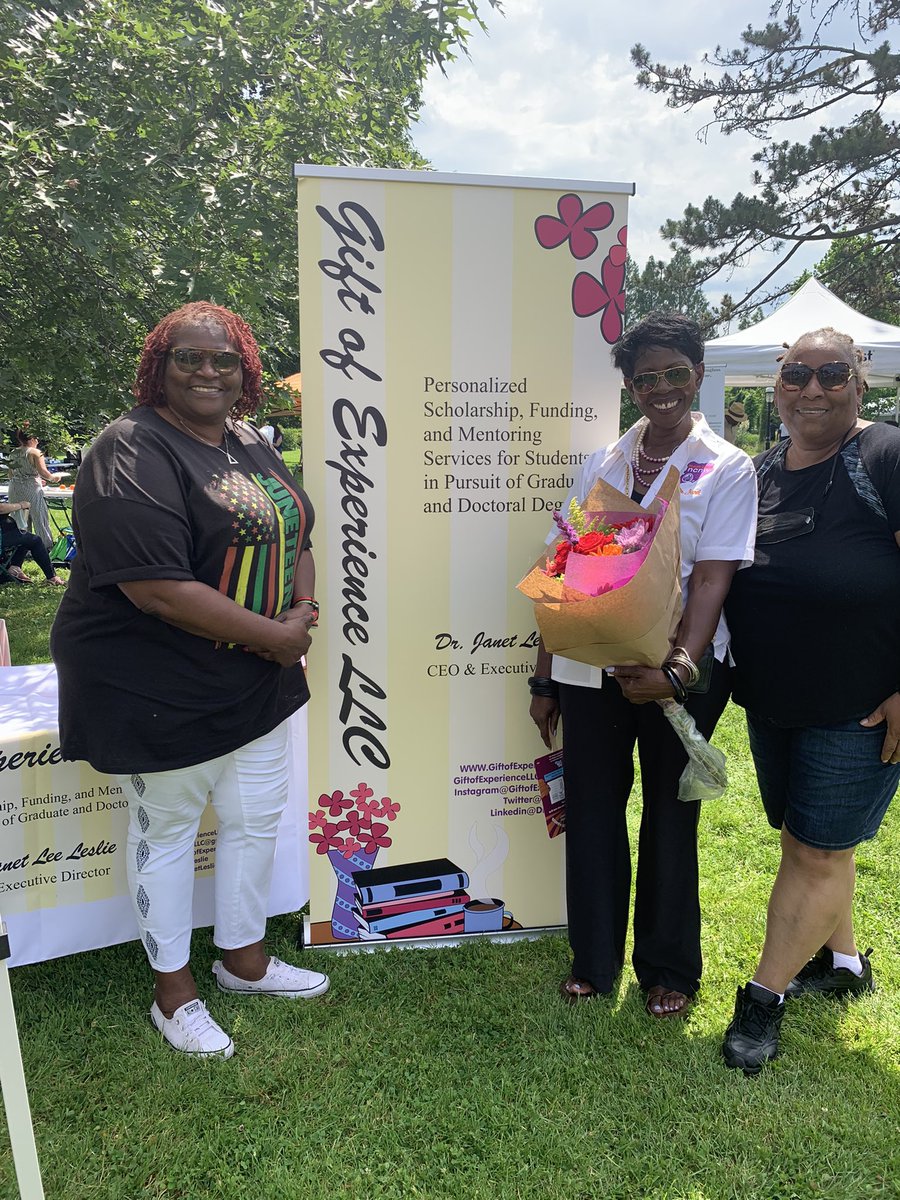 janetlleslie's tweet photo. So proud to have been a member of the @SnugHarborCCBG #JuneTeenth2021 planning teams long with @ncnwsi! Former graduate student of mine, Stacey Payton of @MurphyInstitute came bearing flowers! Congratulations to @imani1129 on her graduation from @CunySLU @mnmeyers @GiftofL https://t.co/h3GtQ1ROdz