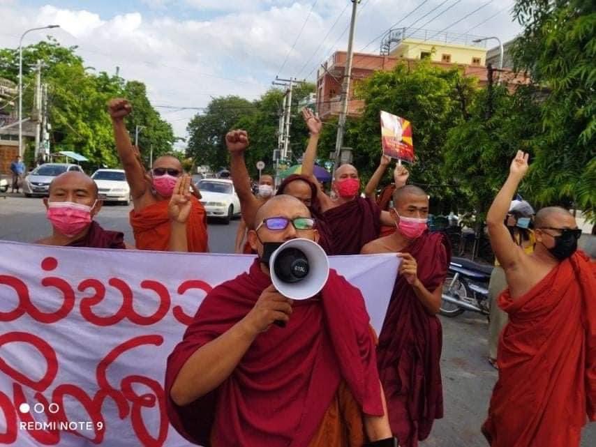 Chanapai247's tweet photo. Monks from #Mandalay Sangha Union never miss even a single day to protest against the coup and here is thier #132nd day strike .
#June20Coup
#WhatsHappeningInMyanmar https://t.co/sjc9sM5SXb