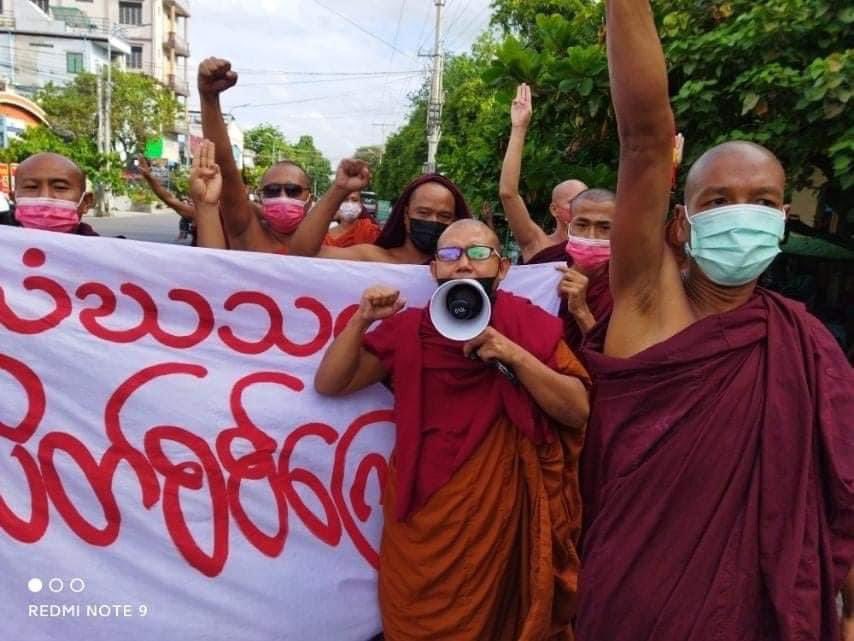 Chanapai247's tweet photo. Monks from #Mandalay Sangha Union never miss even a single day to protest against the coup and here is thier #132nd day strike .
#June20Coup
#WhatsHappeningInMyanmar https://t.co/sjc9sM5SXb