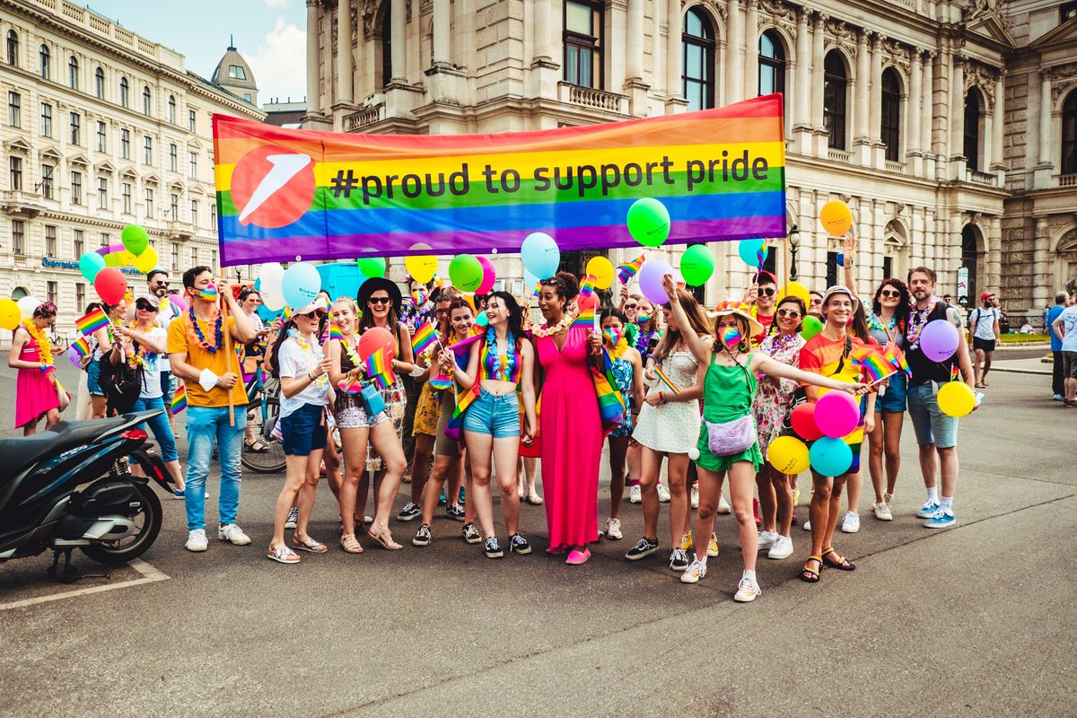 Bank_Austria's tweet photo. #ViennaPride2021 - wir waren dabei! 🏳️🌈
Wir sind UniCredit Bank Austria und #proudtosupportpride! Um das ganz deutlich zu zeigen, waren auch wir gestern ein Teil der #Regenbogenparade und feierten unter dem Motto „Stay safe, stay proud“. ❤️🧡💛💚💙💜
#Pride2021 #ViennaPride https://t.co/vykaThyGAU