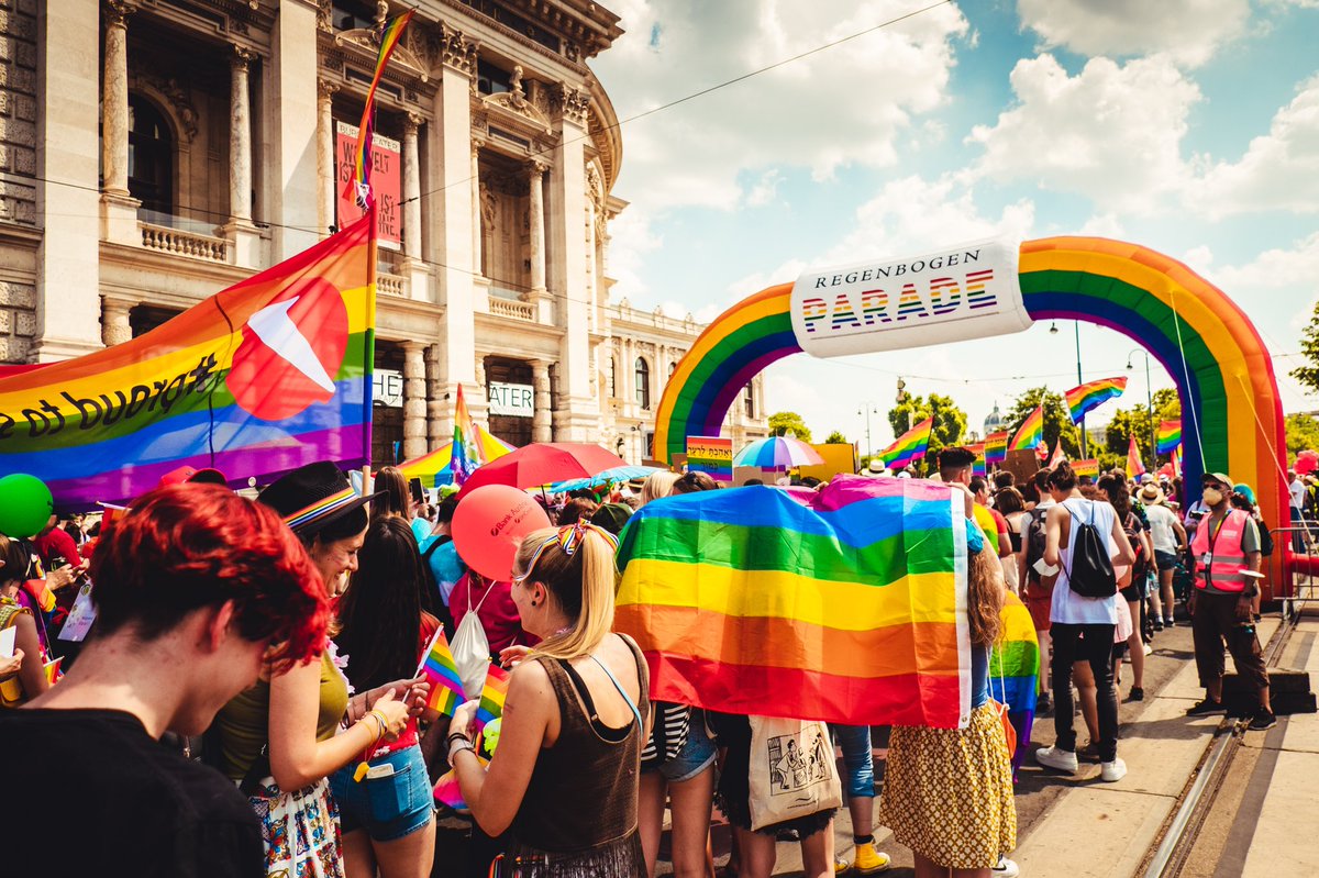 Bank_Austria's tweet photo. #ViennaPride2021 - wir waren dabei! 🏳️🌈
Wir sind UniCredit Bank Austria und #proudtosupportpride! Um das ganz deutlich zu zeigen, waren auch wir gestern ein Teil der #Regenbogenparade und feierten unter dem Motto „Stay safe, stay proud“. ❤️🧡💛💚💙💜
#Pride2021 #ViennaPride https://t.co/vykaThyGAU