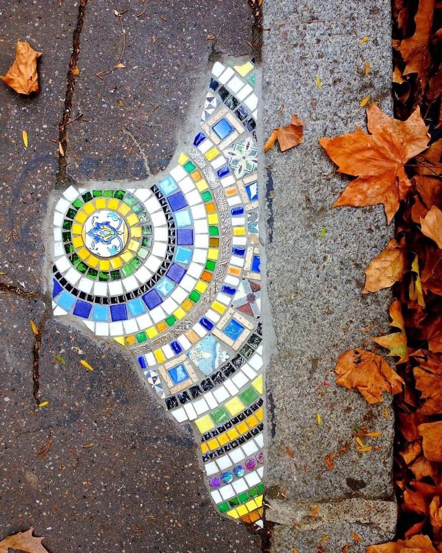 À Lyon, le talent de l‘artiste  Ememem qui répare les trottoirs avec des mosaïques.

📷 :  ememem-flacking