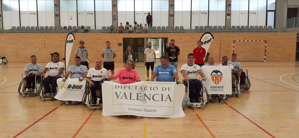 FutbolistasVCF's tweet photo. ⚽ Cierre del torneo @ASBfutsal con un partido de exhibición de @futbolensilla a cargo de la  escuela de @FutbolistasVCF https://t.co/lpxLkW8sx7
