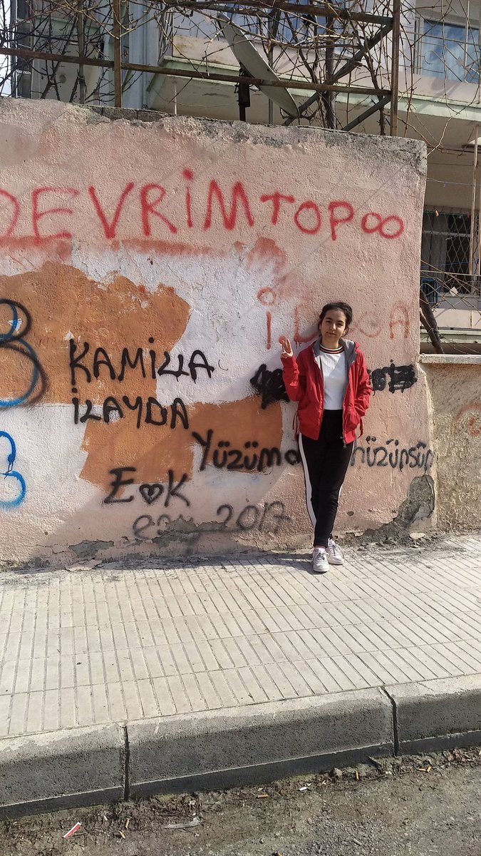 Kızıl bir çift gülüm vardır
Biri gitti, biri kaldı
Giden bize onur, gurur..
Kalan ise hayat verdi..