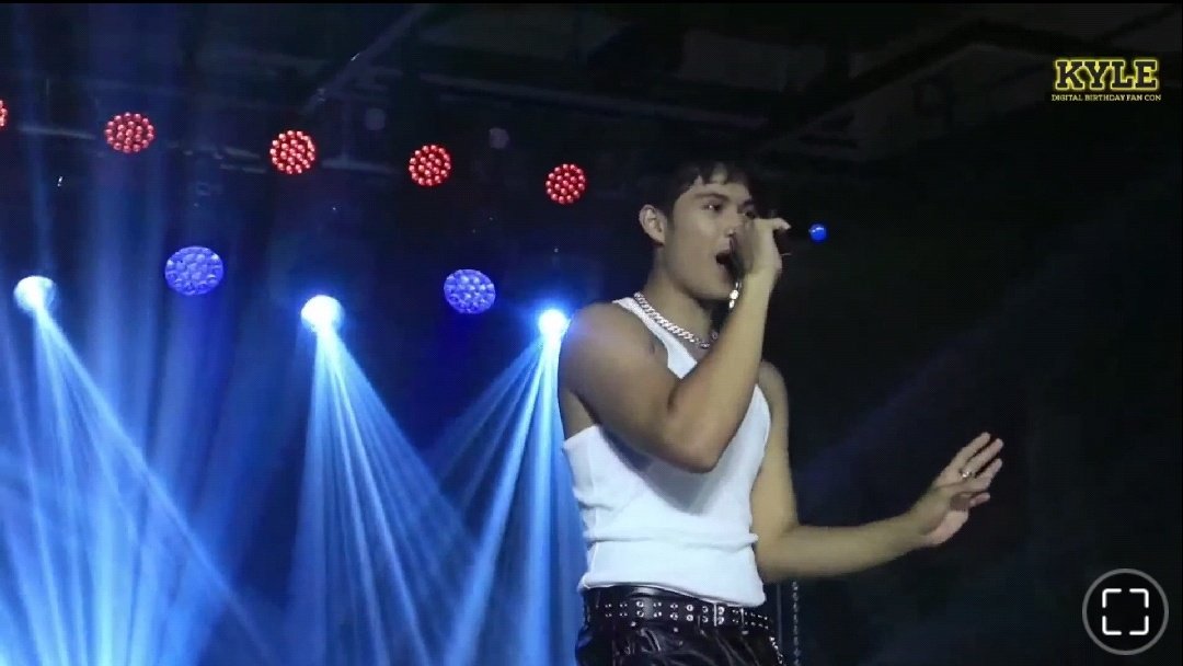 mskychinsaenz's tweet photo. ending this night with the song we all love. pangako. @kyle_echarri , pangako, nandito ako lagi para ibigay ang lahat sayo. sooo happy for you!! more and more dreams ahead big boy!! i love you. happy 18th birthday <33 

KYLE HottieAt18 BdayConcert
KYCINE
#PartyWithKYLE https://t.co/ovCtaTsu3u