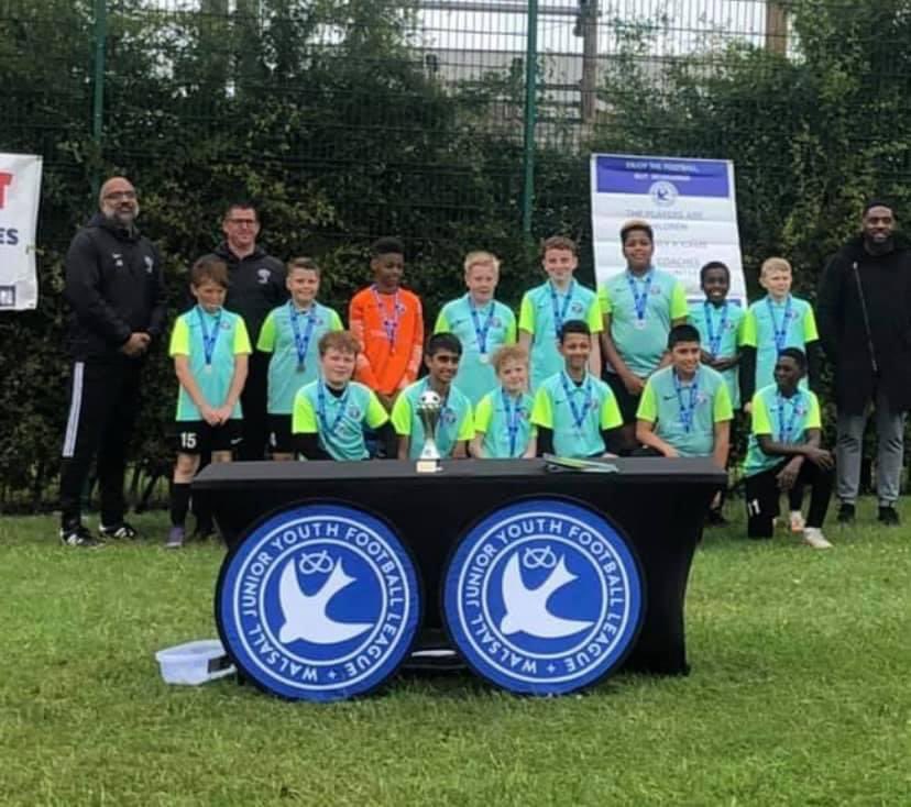 HurstHeathFC's tweet photo. Congratulations to our under 12’s team. Division 1 runners up 🥈. 

Superb season where they have gone from strength to strength. 

Massive well done to Dave, his coaches and his superb team of lads. Well done👍🏻⚽️🔴⚪️

#hurstheathaywe https://t.co/A00Owrv4I7