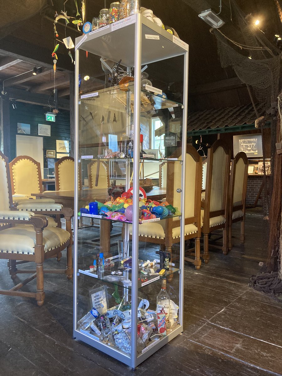 Kom dat zien: rariteiten kabinet in Visserij &amp; Cultuur historisch #museum #Woudrichem :-) met uitzicht op de korenmolen en terras Zus (heerlijke taart)