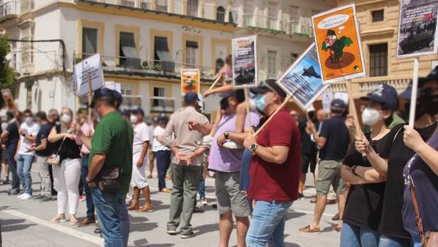 PlataformaMill1's tweet photo. Unas 200 personas se concentraron ayer en La Plaza del Rey isleña en #SanFernando convocadas por #ASFASPRO (Asociación Profesional de Suboficiales de las #FFAA) #denunciando la falta de retribuciones justas y adecuadas y dignidad Profesional. https://t.co/8pcnyP1zvs https://t.co/8Ntk2PDvPZ
