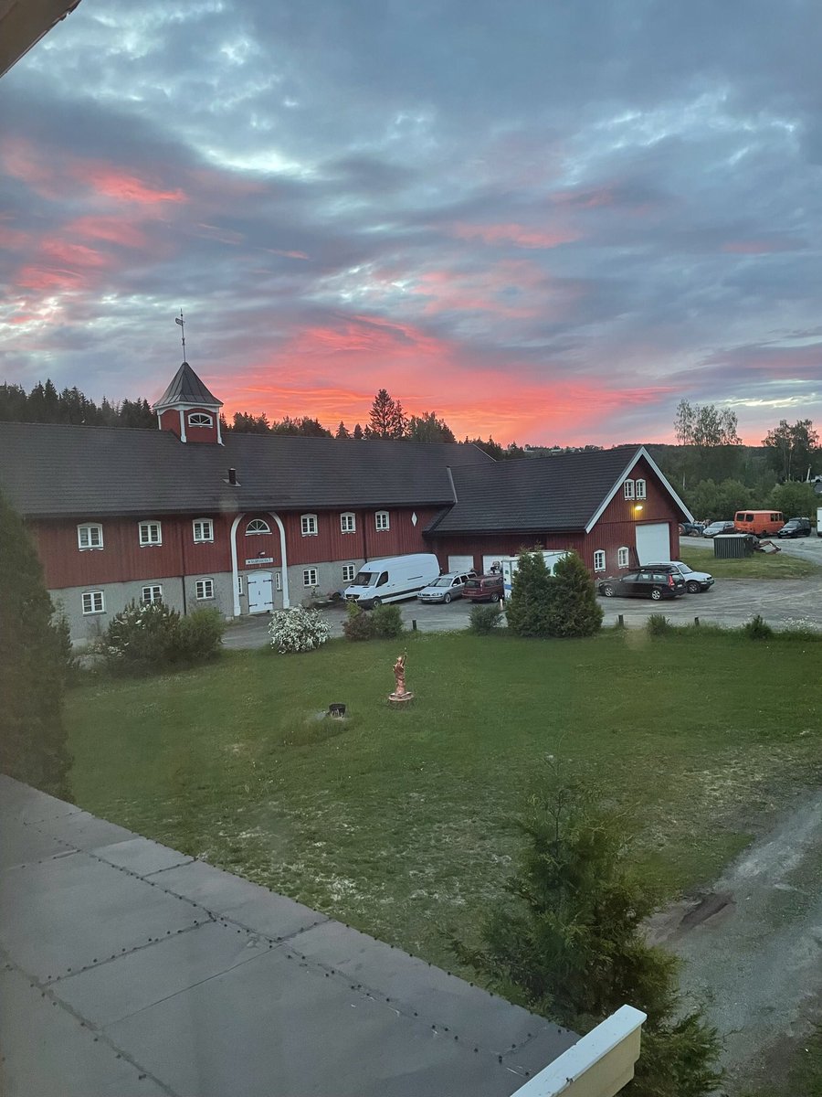 🌸I took this picture from my kitchenwindow,last night🌸I thought the sky wore so beautiful😊Happy sunday dear friends🙋‍♀️🌸