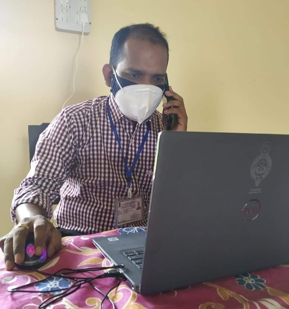 dmkhowai's tweet photo. Appreciation tweet for Shri Mithun Acharjee, teacher from Bachaibari School is an active member of District COVID War Room, engaged in monitoring of home isolation patients on daily basis. Grateful for your sincere efforts Shri Acharjee🙏 #RespectForDuty https://t.co/aapJci6WOp