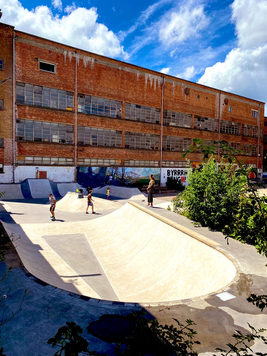 snowphd's tweet photo. Papa papa, la commune de @saint_gilles #1060BE a retiré tous les modules de la #placeMo (cc @cmorenville quelle tristesse pour les jeunes 😿), tu nous conduis au skatepark au Byrrrh outdoor & indoor ?
Ok les kids prenez vos vélos on y va #solutionvelo #cargobike https://t.co/z6pm5gRpGI