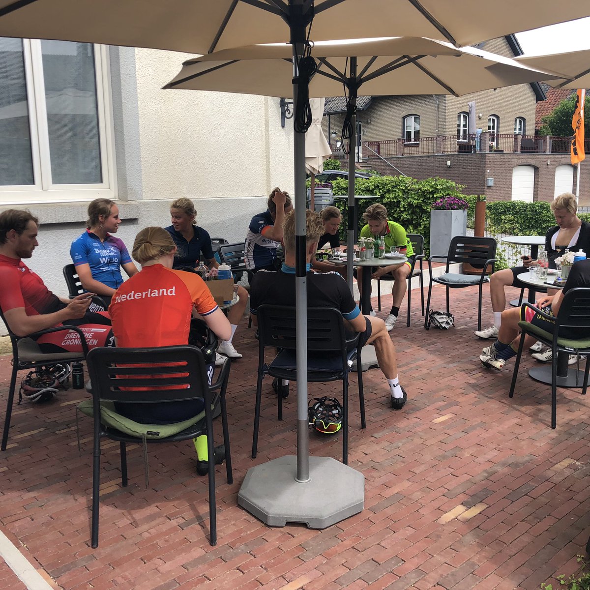 henkhospes56's tweet photo. Trainingskamp DTF @SponsorFryslan 💯na afloop Limburgse vlaai #victronenergybv
#ekwadraat
#decoverf
#FBoranjewoud
#rabobank
#bouwgroepdijkstradraaisma
#kuiperverzekeringen
#topsportnoord https://t.co/vvTu6ZRRTS