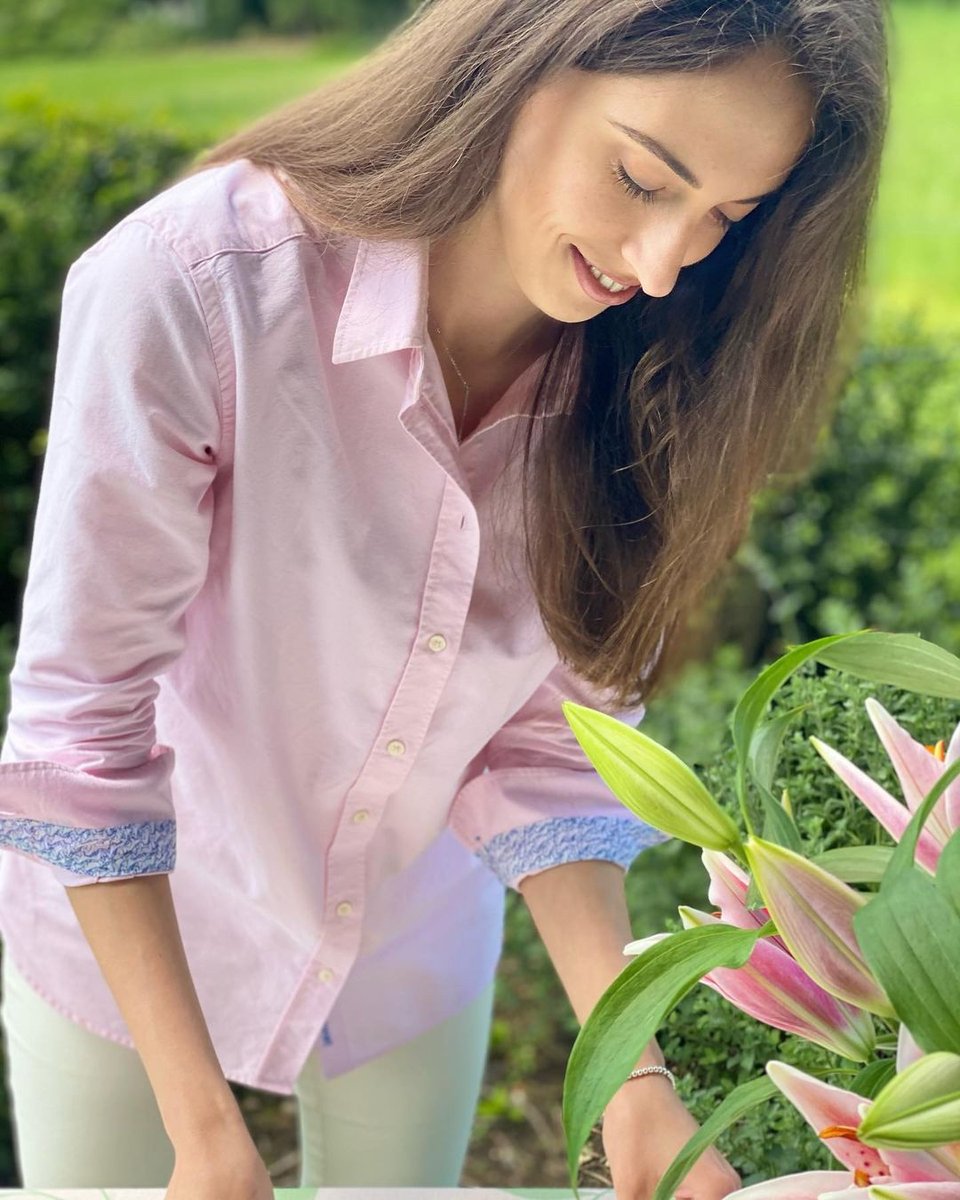 BeaufortBlake's tweet photo. Breakfast, lunch, dinner - you’ll find us eating in the garden. One of life’s simple pleasures.

Angela wears our pink ebury shirt 💙

Discover now: https://t.co/0qdumzmOkm https://t.co/TS8pOmTGRD
