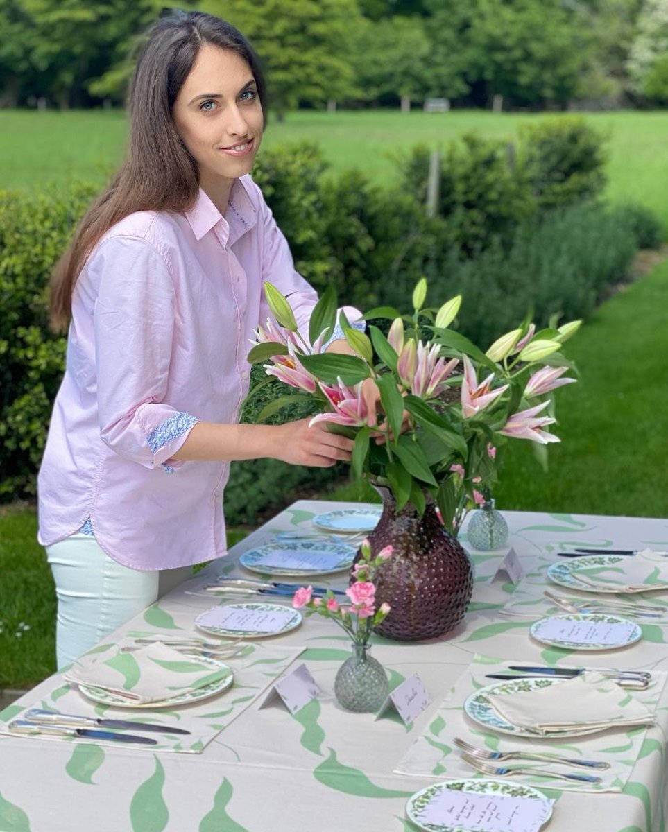 Breakfast, lunch, dinner - you’ll find us eating in the garden. One of life’s simple pleasures. Angela wears our pink ebury shirt 💙 Discover now: bit.ly/3cEzXe6