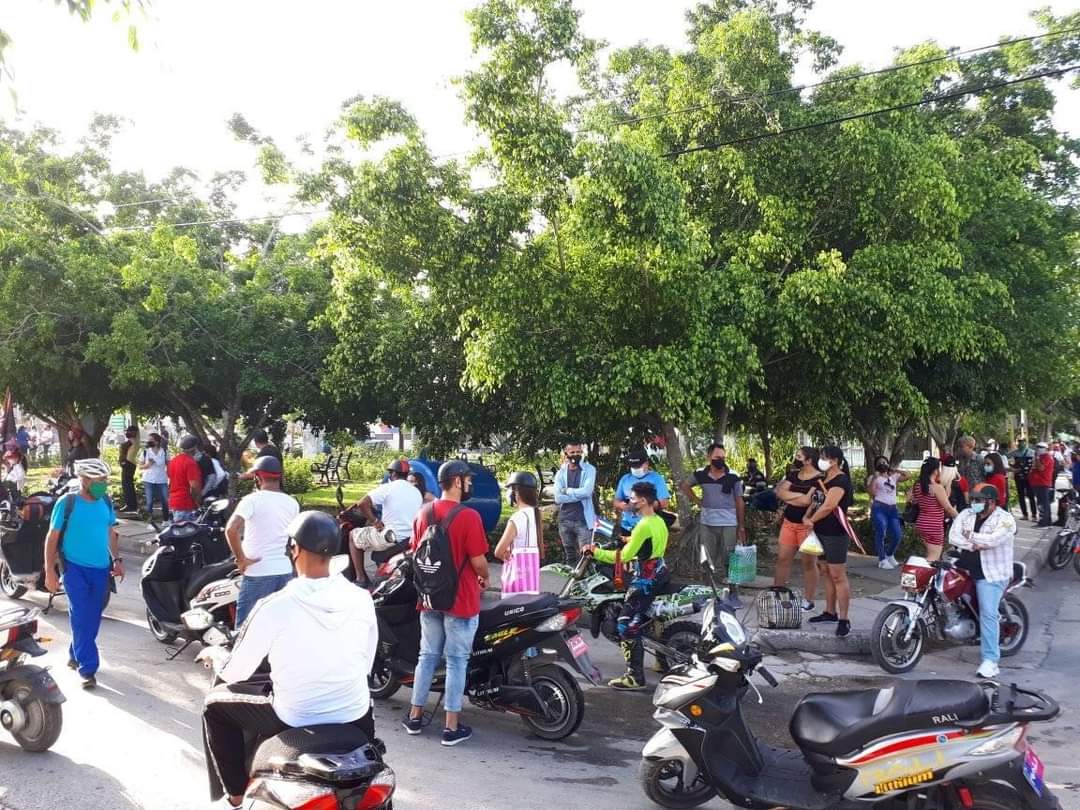 RadioRelojCuba's tweet photo. 🇨🇺 🌐 | #EliminaElBloqueo #NoMásBloqueo #UnBlockCuba2021 #CubaViva
Jóvenes holguineros en caravana contra el #BloqueoEEUU desde el parque Juárez en #Holguín hasta el monumento al #CheGuevara
#RadioRelojReportando ➡️ @cuba_fabio https://t.co/TRAnsbaQko