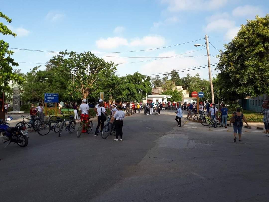 RadioRelojCuba's tweet photo. 🇨🇺 🌐 | #EliminaElBloqueo #NoMásBloqueo #UnBlockCuba2021 #CubaViva
Jóvenes holguineros en caravana contra el #BloqueoEEUU desde el parque Juárez en #Holguín hasta el monumento al #CheGuevara
#RadioRelojReportando ➡️ @cuba_fabio https://t.co/TRAnsbaQko