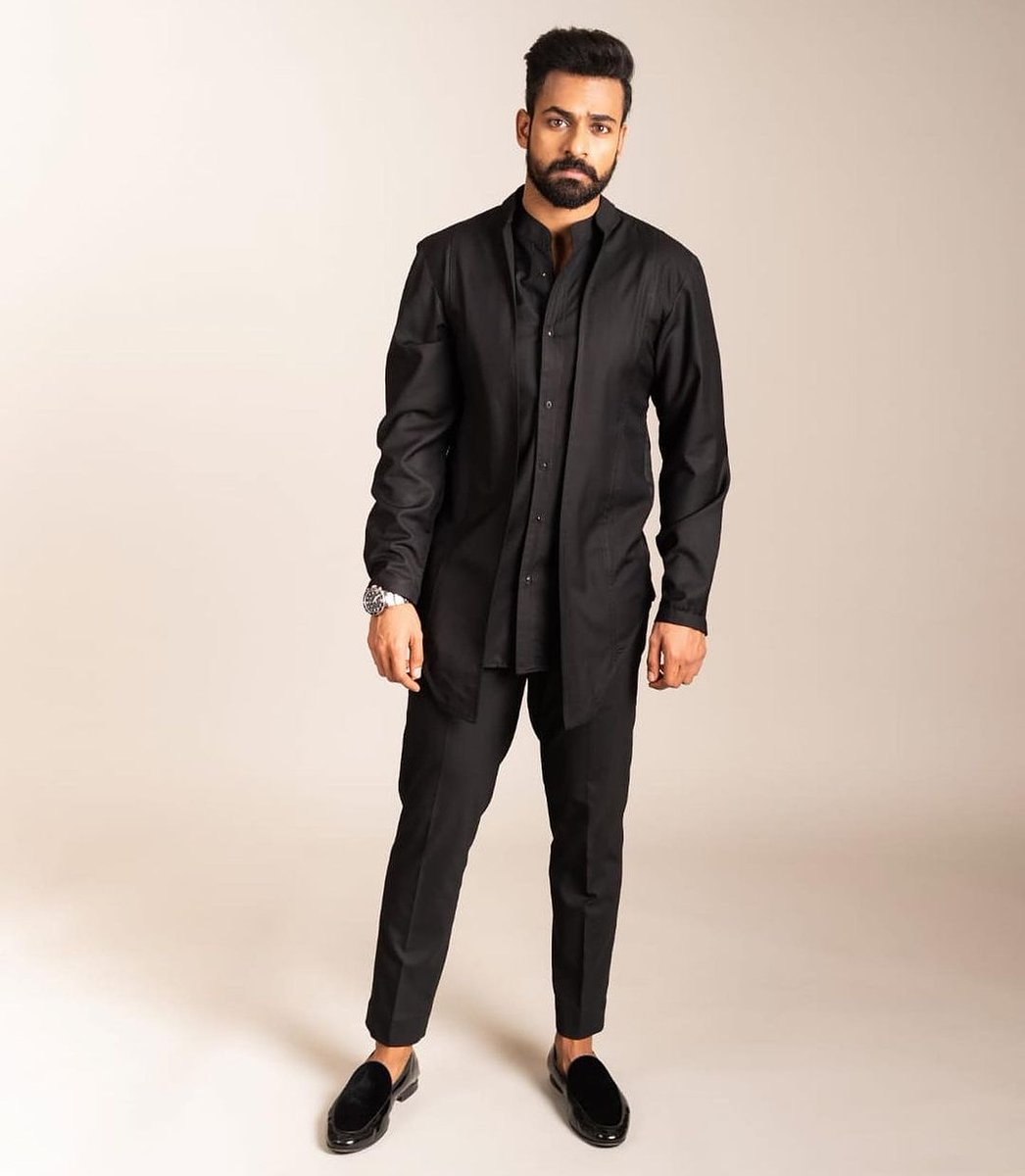 PVTtrends's tweet photo. Att Panja Vaishnav tej garu in class look. Mass tho box office ni.. rural areas ni shake chesina vaishnav gaariki inka balance.. multiplex audiences matrame. Okka cinema e looks lo padite lady following gurantee..
#panjavaisshnavtej #panjavaishnavtej https://t.co/ZoGYiEtgjj