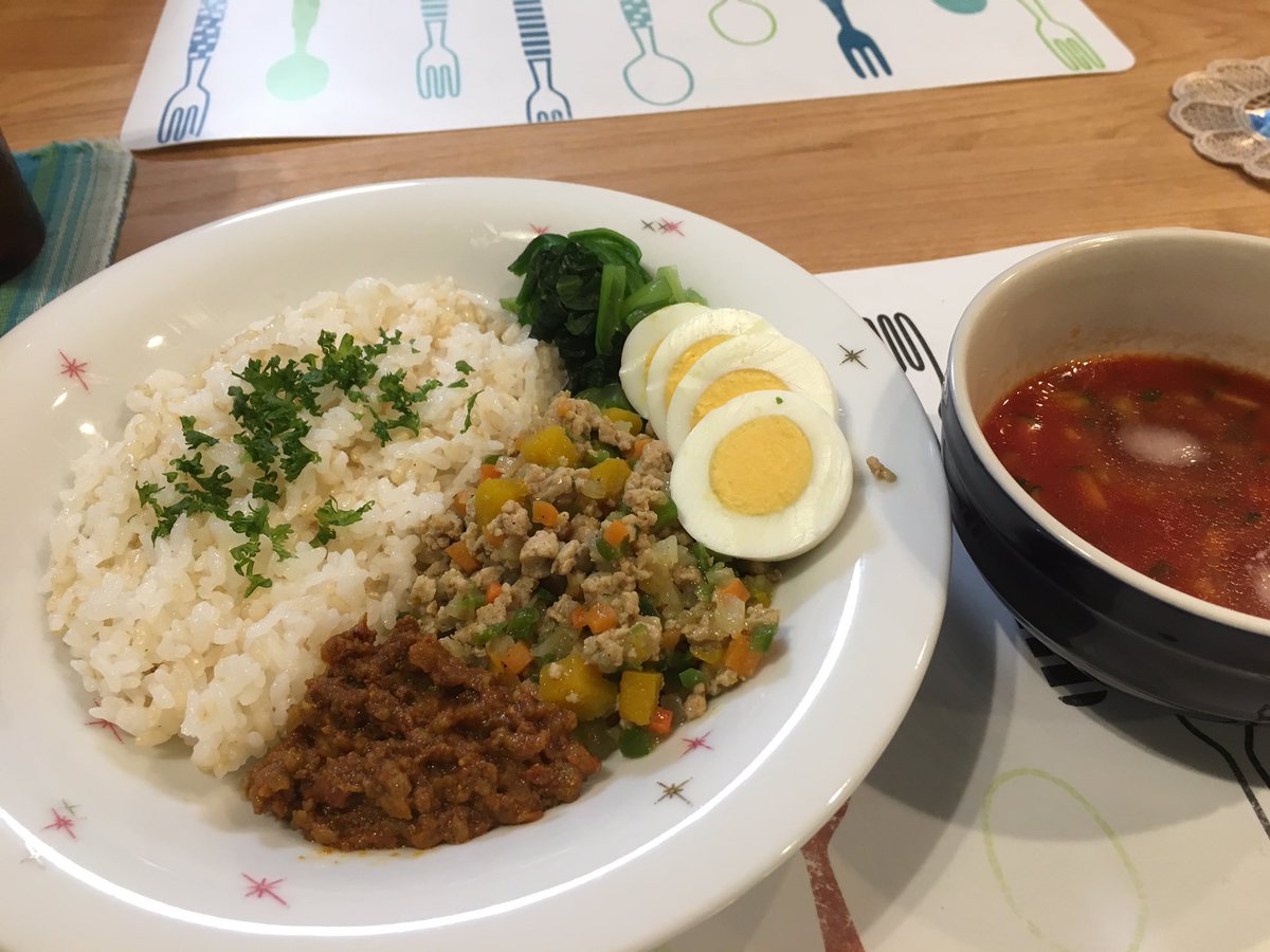 飛鳥井千砂 カンタン夕食 夫作 ドライカレー2種類とガスパチョ なんとまたドライカレーだよ 先日の残りと2種類 盛り付けはブラウニーも手伝ってた 飛鳥井千砂 カンタン夕食 夫作 ドライカレー2種類とガスパチョ なんとまたドライカレーだよ 先日の残りと2種類 盛り付けはブラウニーも手伝ってた