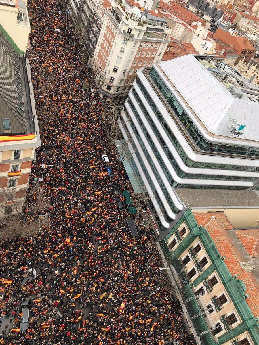 Noktambuleante's tweet photo. #AlertaFake Congresista electo Guillermo Bermejo difundió fotomontaje de una marcha del 2019 en Madrid como si fuera la de Perú Libre de ayer, la cual tuvo menos convocatoria que la de #RespetaMiVoto (Fuente: @okdiario ) https://t.co/fJlzekNSY9