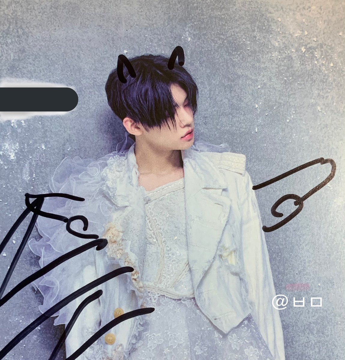 304verse's tweet photo. 210620 Fansign

member decorating their own faces on the album

cr. myomyoba 

@TXT_members https://t.co/WXFAOLLyZr