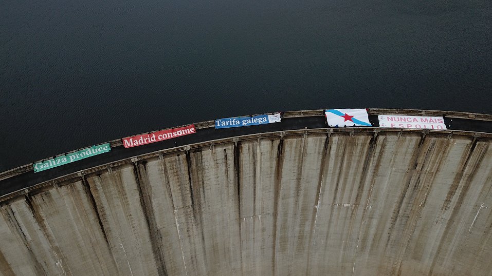 obloque's tweet photo. O #EncoroDeBelesar é un dos exemplos máis claros do expolio ao que está sometido o noso país; producimos electricidade a esgalla, pero os beneficios son para as eléctricas, non para xs galegxs que pagamos a enerxía producimos a prezo de ouro. O espolio enerxético sáenos moi caro. https://t.co/HuJ0fXQGfN