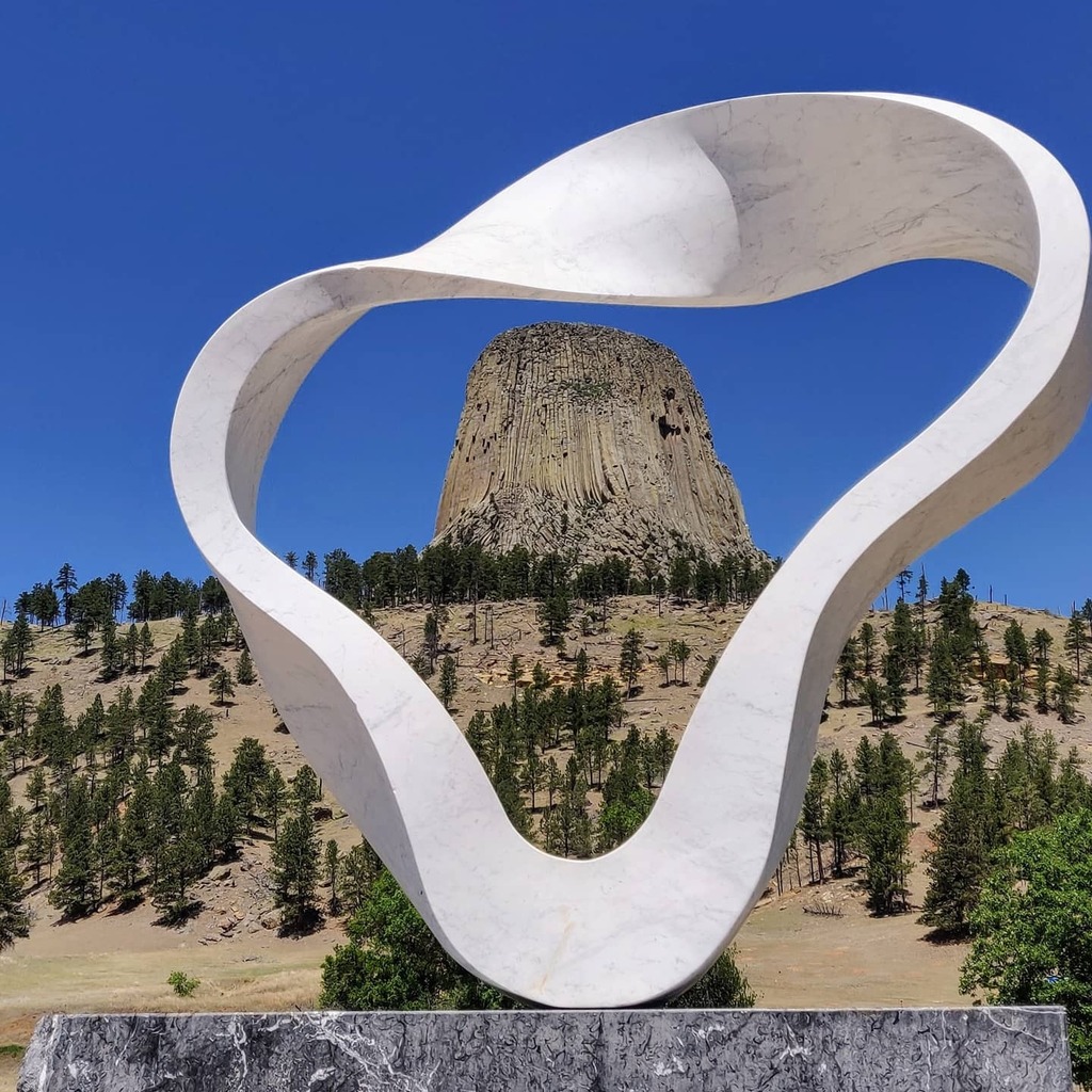 RoamingDaWorld's tweet image. Anyone recognize this place?

We came to look at a big rock yet departed with an entirely new understanding and appreciation of this famed site.

📍 Roaming around Bear Lodge!

Perhaps you’ve seen this towering rock featured in the ’77 Spielberg film,… instagr.am/p/CQWHi41ppj5/