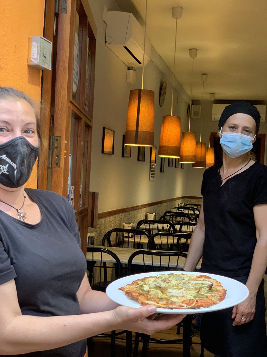 LolinCafe's tweet photo. Avui anàvem a anar al Neruca #Badalona a sopar les seves riquíssimes pizzes… Però estem ESGOTADES del treball de la setmana, així que toca #Delivery 🚲! I ens les mengem mentre netegem el Lolin. Som NerucaFans @ForquillaBDN #autonomas #pizza 💪🏼 https://t.co/wxH3Qjyaha