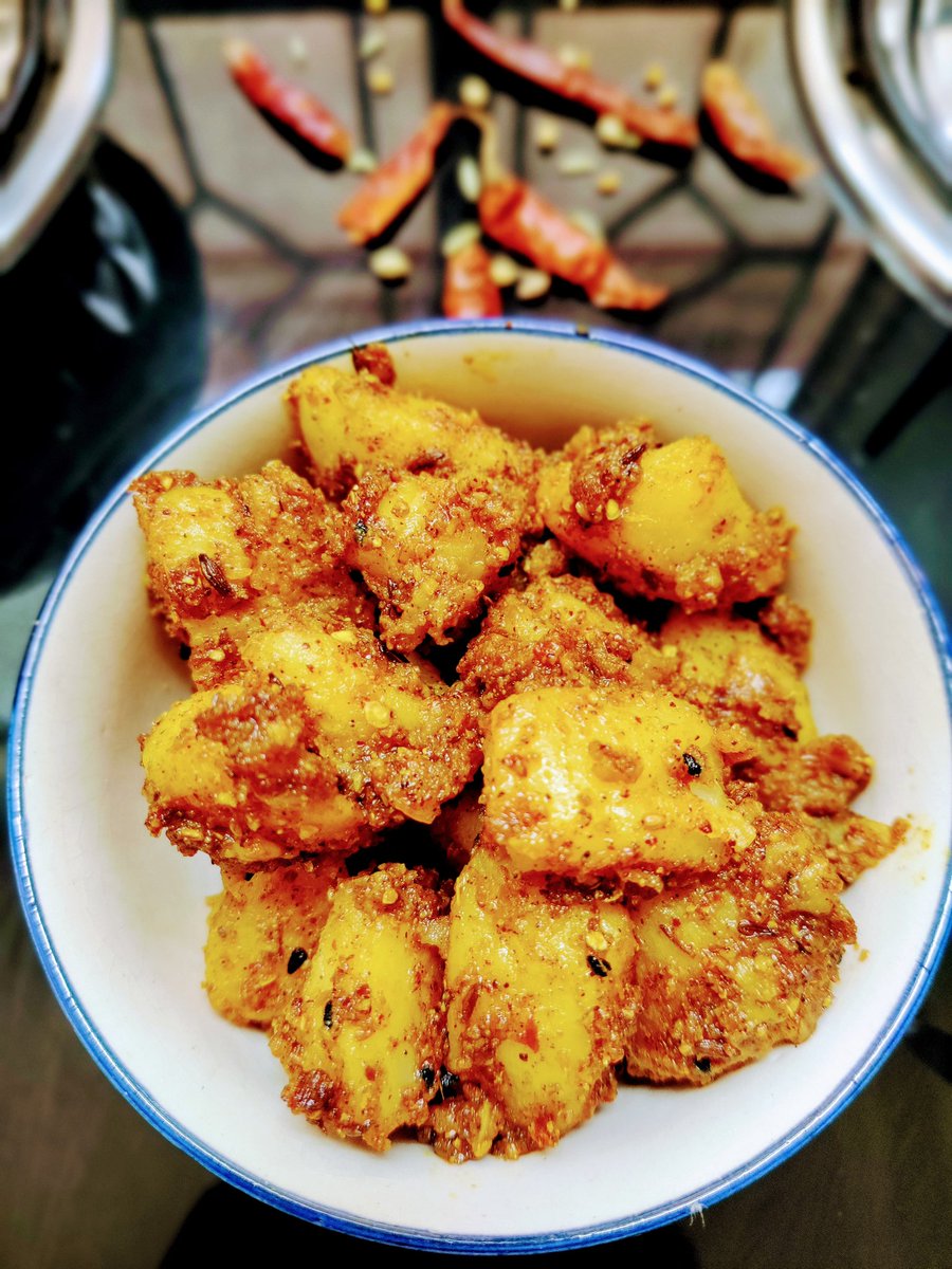 ArpanaKiri's tweet photo. Achari Aloo 🤤 agar khane me achar mil jaye toh mazza aa jaye per agar sabji me hi achar ka taste ho to fir kya kehna🤤#acharialoo #dinner #foodpost #foodiestan #deliciousfood #indianfood https://t.co/yfOkPJFibT