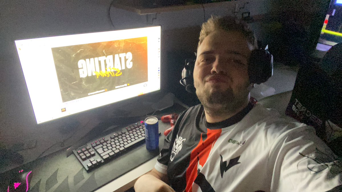 Jugando el torneo de <a href="/EsportsRAW/">RAW Media León</a> pero en contra pero con mi camiseta siempre ❤️😂 ( nos vamos en 1a ronda señores )